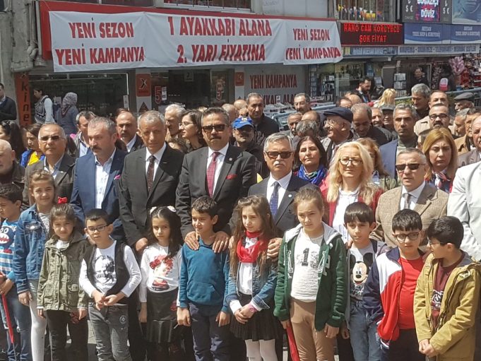 Esenler’de CHP ve İYİ Parti alternatif kutlama yaptı