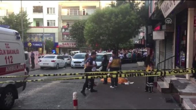 Esenler’de Cinnet Getiren Baba Eşini ve Çocuklarını Silahla Vurdu (VİDEO)