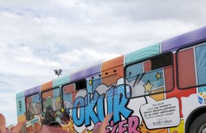 OKUR GEZER İSTANBUL SOKAKLARINDA!