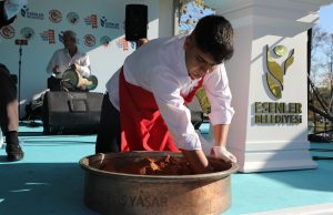 ESENLER’DE DAMAKLAR ÇİĞ KÖFTE İLE ŞENLENDİ