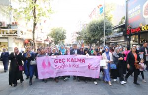 KADINLARDAN MEME KANSERİ İÇİN FARKINDALIK YÜRÜYÜŞÜ