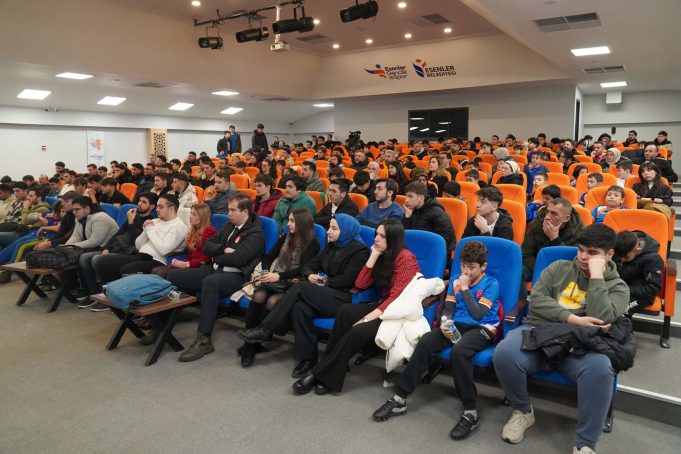 FUTBOLUN İKİ ÜNLÜ İSMİ GENÇLERLE
