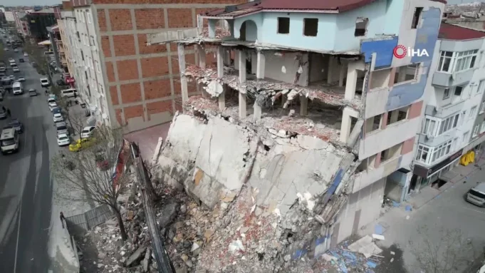 KONTROLLÜ YIKIMDA BİNA ÇÖKTÜ
