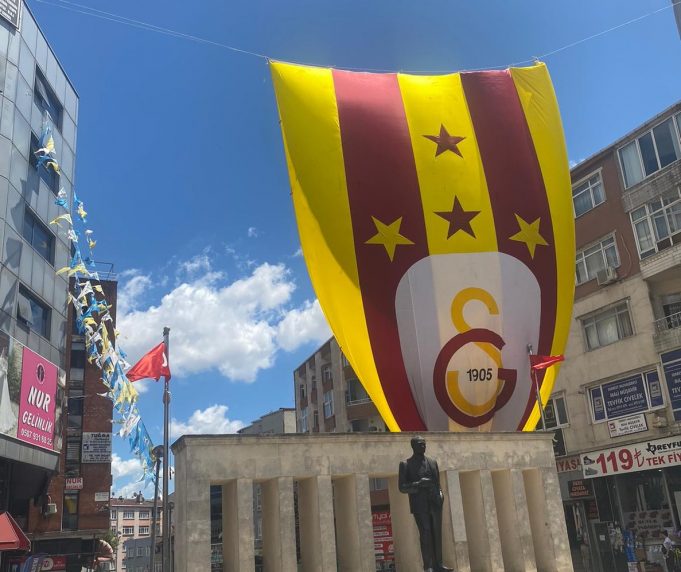 ULTRASLAN’DAN ESENLER’E DEV GS BAYRAĞI