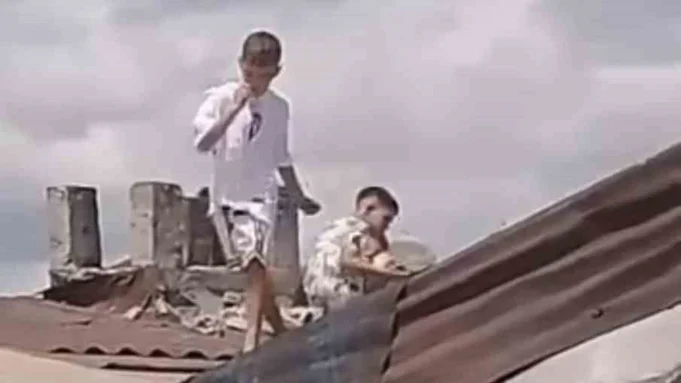 BU ÇOCUKLARIN ÇATIDA İŞİ NE