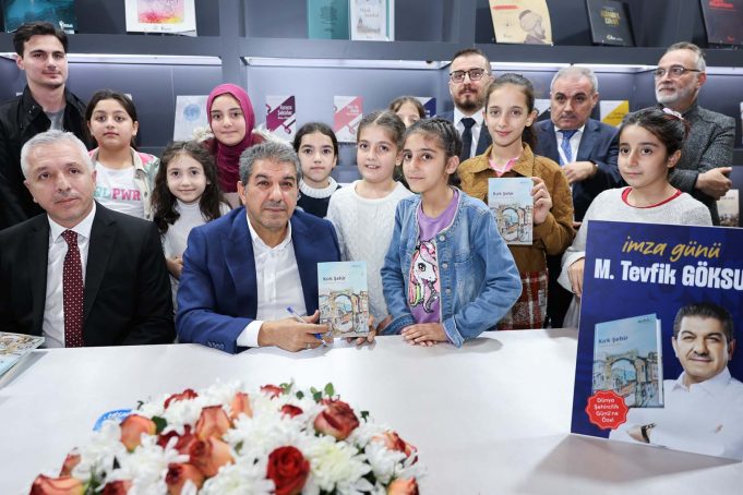 GÖKSU TÜYAP’TA ESERİNİ İMZALADI