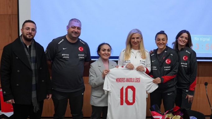 MİLLİ FUTBOLCULAR GENÇLERE İLHAM OLDU